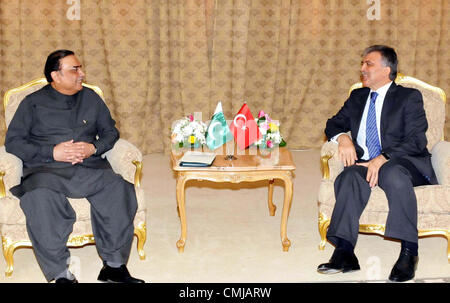 Pakistans Präsident Asif Ali Zardari tauscht Ansichten mit dem türkischen Präsidenten Abdullah Gül während der Sitzung am Rande der islamischen Solidarität Gipfel in Mekka in Saudi-Arabien am Mittwoch, 15. August 2012. Stockfoto