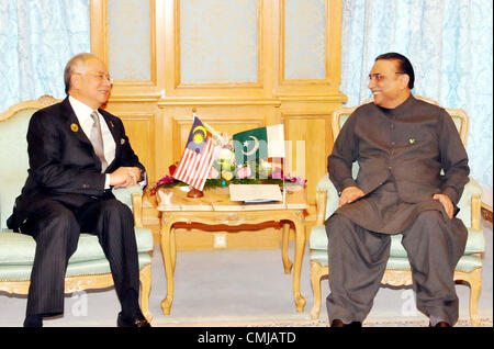 Pakistans Präsident Asif Ali Zardari tauscht Ansichten mit dem malaysischen Premierminister Datuk Seri Najib Tun Razak während der Sitzung am Rande der islamischen Solidarität Gipfel in Mekka in Saudi-Arabien am Mittwoch, 15. August 2012. Stockfoto