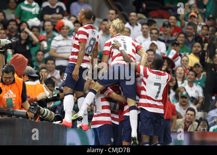 15. August 2012. 15.08.2012. Mexiko-Stadt. Mexiko.  Michael Orozco Geschäftsjahr (USA) (4) ist von Teamkollegen gemobbt, nachdem ein Tor erzielt. Terrence Boyd (USA) (18), Frühst Shea (USA) (11) und Maurice Edu (USA) (7) klettern die Bretter vor einem Abschnitt der US-Fans. Die Vereinigten Staaten Männer Nationalmannschaft besiegte die Mexiko-Herren Nationalmannschaft in einem internationalen Freundschaftsspiel 1: 0 im Estadio Azteca in Mexico City, Mexiko. © Aktion Plus Sportbilder / Alamy Live News Stockfoto