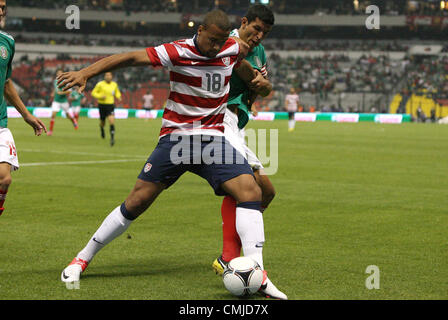 15. August 2012. 15.08.2012. Mexiko-Stadt. Mexiko.  Terrence Boyd (USA) (18) wird von Francisco (Maza) Javier Rodriguez (MEX) (hinten) verteidigt. Die Vereinigten Staaten Männer Nationalmannschaft besiegte die Mexiko-Herren Nationalmannschaft in einem internationalen Freundschaftsspiel 1: 0 im Estadio Azteca in Mexico City, Mexiko. © Aktion Plus Sportbilder / Alamy Live News Stockfoto