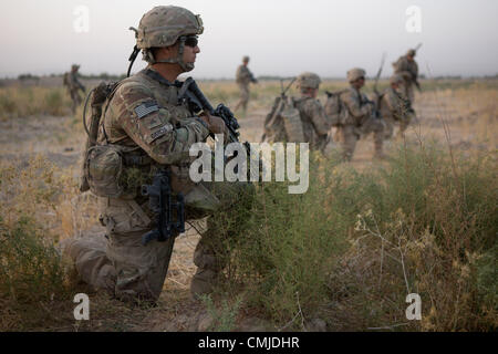 12. August 2012 - scannt Zharay District, Provinz Kandahar, Afghanistan - SGT Guillermo Garcia von 2nd Platoon, Alpha Company, 1-17 Infanterie, den Horizont während einer Operation Baumdecke verwendet durch feindliche Kämpfer in der Nähe von COP Ghundy Ghar im Bezirk Zharay, Provinz Kandahar auf Sonntag, 12. August 2012 zu entfernen. (Bild Kredit: ¬ © Andrew A. Nelles/ZUMA drücken) Stockfoto