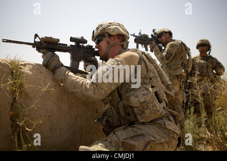 12. August 2012 - Zharay District, Provinz Kandahar, Afghanistan - PFC. Corrigan Reid von 2nd Platoon, Alpha Company, 1-17 Infanterie, überwacht seine Umfang verdächtige Männer in der Ferne während einer Operation Baumdecke verwendet durch feindliche Kämpfer in der Nähe von COP Ghundy Ghar im Bezirk Zharay, Provinz Kandahar auf Sonntag, 12. August 2012 zu entfernen. (Bild Kredit: ¬ © Andrew A. Nelles/ZUMA drücken) Stockfoto