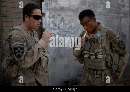 12. August 2012 - Zharay District, Provinz Kandahar, Afghanistan - SPC. Andrew Laughlin, links, und SPC. Vernon Timothy, rechts, 2. Platoon, Alpha Company, 1-17 Infanterie, bekommen in eine endgültige Rauch vor einer Operation, Baumdecke verwendet durch feindliche Kämpfer in der Nähe von COP Ghundy Ghar im Bezirk Zharay, Provinz Kandahar auf Sonntag, 12. August 2012 zu entfernen. (Bild Kredit: ¬ © Andrew A. Nelles/ZUMA drücken) Stockfoto