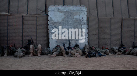 12. August 2012 - fangen Zharay District, Provinz Kandahar, Afghanistan - Soldaten aus dem 2. Platoon, Alpha Company, 1-17 Infanterie, einen Moment der Ruhe vor einer Operation, Baumdecke verwendet durch feindliche Kämpfer in der Nähe von COP Ghundy Ghar im Bezirk Zharay, Provinz Kandahar auf Sonntag, 12. August 2012 zu entfernen. (Bild Kredit: ¬ © Andrew A. Nelles/ZUMA drücken) Stockfoto