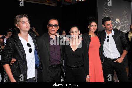 15. August 2012. 15. August 2012. Jean Claude Van Damme, Familie im Ankunftsbereich für THE EXPENDABLES 2 Premiere, Graumans Chinese Theatre, Los Angeles, CA 15. August 2012. Foto von: Elizabeth Goodenough/Everett Collection/Alamy Live News/Alamy Live-Nachrichten Stockfoto