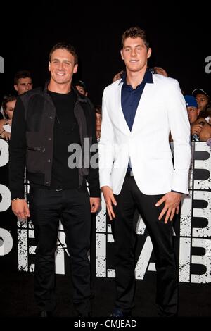 Ryan Lochte, Conor Dwyer im Ankunftsbereich für THE EXPENDABLES 2 Premiere, Graumans Chinese Theatre, Los Angeles, CA 15. August 2012. Foto von: Emiley Schweich/Everett Collection Stockfoto