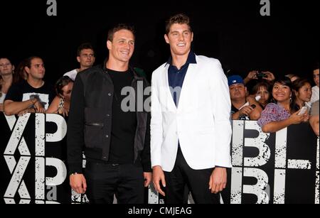 Ryan Lochte, Conor Dwyer im Ankunftsbereich für THE EXPENDABLES 2 Premiere, Graumans Chinese Theatre, Los Angeles, CA 15. August 2012. Foto von: Emiley Schweich/Everett Collection Stockfoto