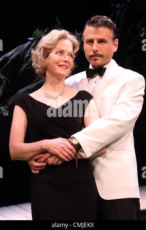 Jenny Seagrove, Dawn Steele, Finty Williams, Jason Durr und Robin Sebastian Stern in Noel Coward "Vulkan", Regie: Roy Marsden im Varieté-Theater, The Strand, London - 15. August 2012 Foto von Keith Mayhew Stockfoto