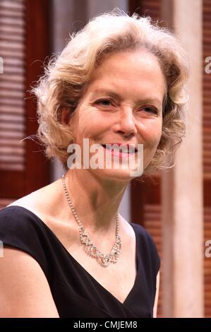 Jenny Seagrove, Dawn Steele, Finty Williams, Jason Durr und Robin Sebastian Stern in Noel Coward "Vulkan", Regie: Roy Marsden im Varieté-Theater, The Strand, London - 15. August 2012 Foto von Keith Mayhew Stockfoto