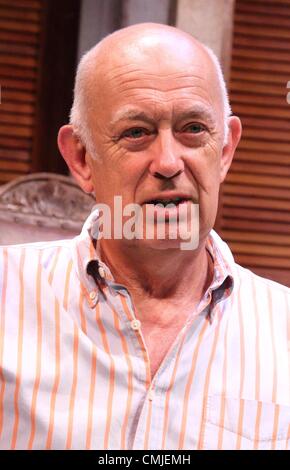 Jenny Seagrove, Dawn Steele, Finty Williams, Jason Durr und Robin Sebastian Stern in Noel Coward "Vulkan", Regie: Roy Marsden im Varieté-Theater, The Strand, London - 15. August 2012 Foto von Keith Mayhew Stockfoto