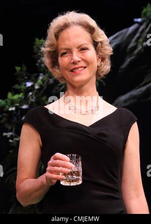 Jenny Seagrove, Dawn Steele, Finty Williams, Jason Durr und Robin Sebastian Stern in Noel Coward "Vulkan", Regie: Roy Marsden im Varieté-Theater, The Strand, London - 15. August 2012 Foto von Keith Mayhew Stockfoto