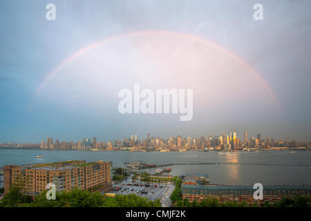 Ein doppelter Regenbogen erscheint über der Skyline von Manhattan in New York City kurz nach einem Sommergewitter. Stockfoto