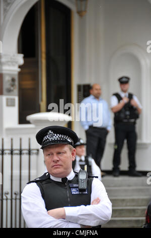 16. August 2012. Knightsbridge, London, UK. 16. August 2012. Polizisten vor der Botschaft, wo Julian Assange politisches Asyl von der ecuadorianischen Regierung gegeben ist. Polizei und Presse sind außerhalb der Botschaft von Ecuador in Knightsbridge gesammelt. Bildnachweis: Matthew Chattle / Alamy Live News Stockfoto