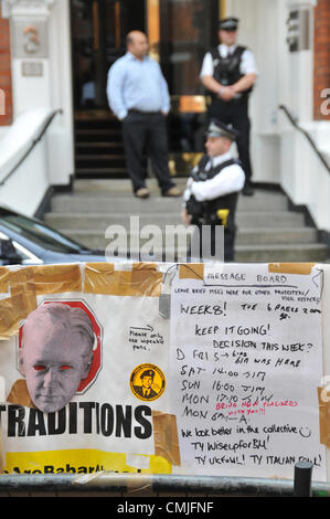 16. August 2012. Knightsbridge, London, UK. 16. August 2012. Polizisten und Banner vor der Botschaft, wo Julian Assange politisches Asyl von der ecuadorianischen Regierung gegeben ist. Polizei und Presse sind außerhalb der Botschaft von Ecuador in Knightsbridge gesammelt. Bildnachweis: Matthew Chattle / Alamy Live News Stockfoto