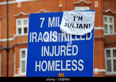 16. August 2012. Knightsbridge, London, UK. 16. August 2012. Ein Banner vor der Botschaft, wo Julian Assange politisches Asyl von der ecuadorianischen Regierung gegeben ist. Polizei und Presse sind außerhalb der Botschaft von Ecuador in Knightsbridge gesammelt. Bildnachweis: Matthew Chattle / Alamy Live News Stockfoto