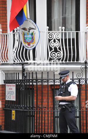 16. August 2012. Knightsbridge, London, UK. 16. August 2012. Polizist vor der Botschaft, wo Julian Assange politisches Asyl von der ecuadorianischen Regierung gegeben ist. Polizei und Presse sind außerhalb der Botschaft von Ecuador in Knightsbridge gesammelt. Bildnachweis: Matthew Chattle / Alamy Live News Stockfoto