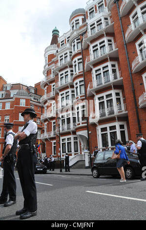 16. August 2012. Knightsbridge, London, UK. 16. August 2012. Polizisten vor der Botschaft, wo Julian Assange politisches Asyl von der ecuadorianischen Regierung gegeben ist. Polizei und Presse sind außerhalb der Botschaft von Ecuador in Knightsbridge gesammelt. Bildnachweis: Matthew Chattle / Alamy Live News Stockfoto