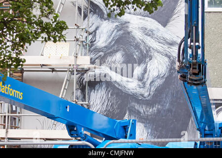 BRISTOL, UK, 16. August 2012. Work In Progress während der einwöchigen "See No Evil" Streetart Projekt 50 eingeladenen KünstlerInnen und Künstler Malerei Gebäuden rund um Nelson Street in Bristol. Das Event, Teil der London 2012 Cultural Olympiade, endet an diesem Wochenende mit einem public-Viewing und Block Party. Bildnachweis: Pjhpix / Alamy Live News Stockfoto