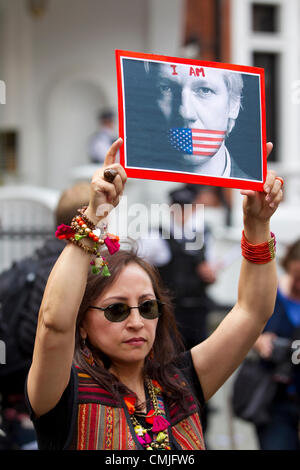 16. August 2012. Ecuador Botschaft, Hans Crescent, Knightsbridge, London, UK. 16.08.2012 Julian Assange Unterstützer ein Plakat vor der Botschaft hält nach Ecuador stimmt zu Assange Asyl, aber WikiLeaks Gründer Gesichter zu, sobald er tritt vor Botschaft in London verhaften. Bildnachweis: Jeff Gilbert / Alamy Live News Stockfoto