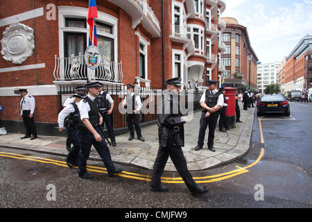 16. August 2012. Ecuador Botschaft, Hans Crescent, Knightsbridge, London, UK. 16.08.2012 Polizei bewachen die Außenseite der Eucadorian Botschaft in Knightsbridge nach Ecuador verpflichtet sich Assange Asyl, aber WikiLeaks Gründer Gesichter Verhaftung zu geben, sobald er vor Botschaft in London Schritte. Bildnachweis: Jeff Gilbert / Alamy Live News Stockfoto