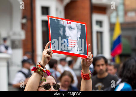 16. August 2012. Ecuador Botschaft, Hans Crescent, Knightsbridge, London, UK. 16.08.2012 Julian Assange Unterstützer ein Plakat vor der ecuadorianischen Botschaft hält nach Ecuador stimmt zu Assange Asyl, aber WikiLeaks Gründer Gesichter zu, sobald er tritt vor Botschaft in London verhaften. Bildnachweis: Jeff Gilbert / Alamy Live News Stockfoto