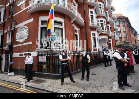 16. August 2012. Ecuador Botschaft, Hans Crescent, Knightsbridge, London, UK. 16.08.2012 Polizei bewachen die Außenseite der Eucadorian Botschaft in Knightsbridge nach Ecuador verpflichtet sich Julian Assange Asyl, aber WikiLeaks Gründer Gesichter Verhaftung geben, sobald er vor Botschaft in London Schritte. Bildnachweis: Jeff Gilbert / Alamy Live News Stockfoto