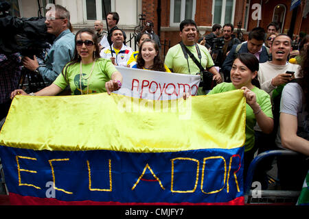 London, UK. Donnerstag, 16. August 2012. Fans von Julian Assange schreien aus Protest mit ihrer Fahne vor der Botschaft von Ecuador. Stockfoto