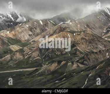 Diese Luftaufnahme zeigt eines der umsponnene Flüsse, die durch die spektakuläre Alaska Range, in der 6 Millionen Acre (24, 500Â km) Denali Nationalpark und Reservat, 26. Juni 2012 - Alaska, US - unter dramatischen Wolke gefüllt Himmel. Schwer beladen mit eiszeitlichen Geröllfelder und Abfluss von der Schneeschmelze, ständig verschieben und verflechten sich ihre Kanäle über den Talsohlen und radikal beeinflussen die Topographie. (Kredit-Bild: © Arnold Drapkin/ZUMAPRESS.com) Stockfoto