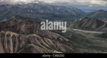 Diese Luftaufnahme zeigt eines der umsponnene Flüsse, die durch die spektakuläre Alaska Range, in der 6 Millionen Acre (24, 500Â km) Denali Nationalpark und Reservat, 26. Juni 2012 - Alaska, US - unter dramatischen Wolke gefüllt Himmel. Schwer beladen mit eiszeitlichen Geröllfelder und Abfluss von der Schneeschmelze, ständig verschieben und verflechten sich ihre Kanäle über den Talsohlen und radikal beeinflussen die Topographie. (Kredit-Bild: © Arnold Drapkin/ZUMAPRESS.com) Stockfoto