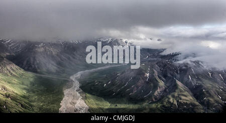 Diese Luftaufnahme zeigt eines der umsponnene Flüsse, die durch die spektakuläre Alaska Range, in der 6 Millionen Acre (24, 500Â km) Denali Nationalpark und Reservat, 26. Juni 2012 - Alaska, US - unter dramatischen Wolke gefüllt Himmel. Schwer beladen mit eiszeitlichen Geröllfelder und Abfluss von der Schneeschmelze, ständig verschieben und verflechten sich ihre Kanäle über den Talsohlen und radikal beeinflussen die Topographie. (Kredit-Bild: © Arnold Drapkin/ZUMAPRESS.com) Stockfoto