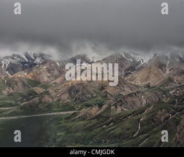 Diese Luftaufnahme zeigt eines der umsponnene Flüsse, die durch die spektakuläre Alaska Range, in der 6 Millionen Acre (24, 500Â km) Denali Nationalpark und Reservat, 26. Juni 2012 - Alaska, US - unter dramatischen Wolke gefüllt Himmel. Schwer beladen mit eiszeitlichen Geröllfelder und Abfluss von der Schneeschmelze, ständig verschieben und verflechten sich ihre Kanäle über den Talsohlen und radikal beeinflussen die Topographie. (Kredit-Bild: © Arnold Drapkin/ZUMAPRESS.com) Stockfoto