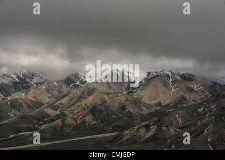 Diese Luftaufnahme zeigt eines der umsponnene Flüsse, die durch die spektakuläre Alaska Range, in der 6 Millionen Acre (24, 500Â km) Denali Nationalpark und Reservat, 26. Juni 2012 - Alaska, US - unter dramatischen Wolke gefüllt Himmel. Schwer beladen mit eiszeitlichen Geröllfelder und Abfluss von der Schneeschmelze, ständig verschieben und verflechten sich ihre Kanäle über den Talsohlen und radikal beeinflussen die Topographie. (Kredit-Bild: © Arnold Drapkin/ZUMAPRESS.com) Stockfoto