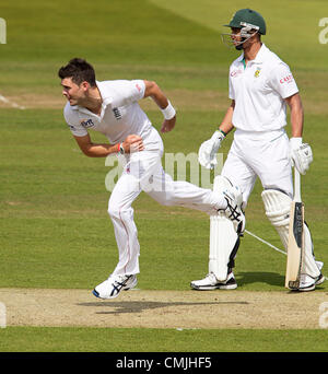 16. August 2012. 16.08.2012 London, England.  Jimmy Anderson Alviro Peterson ist die nicht auffallende batsman.in Aktion während am ersten Tag des dritten Tests zwischen England und Südafrika aus. Stockfoto