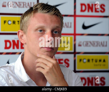 Europa League Vorschau *** Sparta Prag. Ladislav Krejci spricht bei Pressekonferenz, nachdem er neuen Vertrag mit Sparta bis 2017 in Prag, Tschechien am 10. Juli 2012 unterzeichnet. (CTK Foto/Michal Krumphanzl) Stockfoto