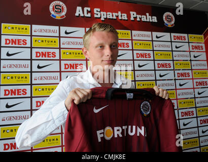 Europa League Vorschau *** Sparta Prag. Ladislav Krejci posiert mit Sparta Jersey, nachdem er neuen Vertrag mit Sparta bis 2017 in Prag, Tschechien am 10. Juli 2012 unterzeichnet. (CTK Foto/Michal Krumphanzl) Stockfoto