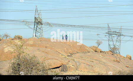 17. August 2012. RUSTENBURG, Südafrika: forensische erwartet untersuchen die Szene des Schießens, die außerhalb der Nkaneng informelle Siedlung in der Nähe von Lonmin Mine am 17. August 2012 in Nord-West, Südafrika stattfand. Es wurde bestätigt, dass 34 auffällig Minenarbeiter mit 78 verletzt getötet wurden. (Foto von Gallo Images / Foto24 / Felix Dlangamandla). Bildnachweis: Gallo Bilder / Alamy Live News Stockfoto