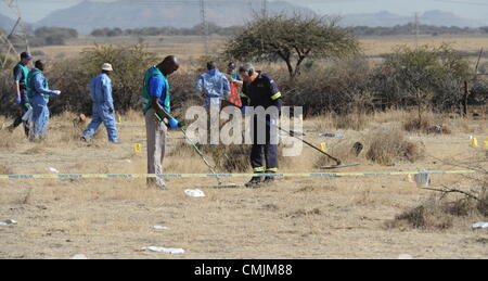 17. August 2012. RUSTENBURG, Südafrika: forensische erwartet untersuchen die Szene des Schießens, die außerhalb der Nkaneng informelle Siedlung in der Nähe der Lonmin Mine am 17. August 2012 in Nord-West, Südafrika stattfand. Es wurde bestätigt, dass 34 auffällig Minenarbeiter mit 78 verletzt getötet wurden. (Foto von Gallo Images / Foto24 / Felix Dlangamandla). Bildnachweis: Gallo Bilder / Alamy Live News Stockfoto