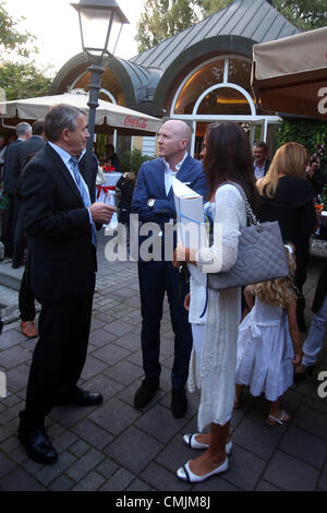 München, Deutschland - 16 AUGUST: Wolfgang Niersbach (L), Präsident des deutschen Fußball-Bund DFB-Gespräche zum FC Bayern Muenchen Sporting Direktor Matthias Sammer und seine Frau Karin Sammer während Hans-Wilhelm Müller Wohlfahrts 70. Geburtstagsfeier am Seehaus am 16. August 2012 in München. Stockfoto