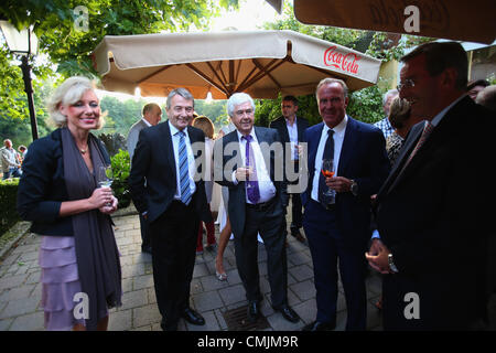 München, Deutschland - 16 AUGUST: Wolfgang (L) Präsident der deutschen Fußball-Bund DFB-Gespräche, Fritz Scherer (C), Vize-Präsident des FC Bayern Muenchen, Karl-Heinz Rummenigge (2. R), CEO des FC Bayern Muenchen und Karl Hopfner, CFO des FC Bayern Muenchen während Hans-Wilhelm Müller Wohlfahrts 70. Geburtstagsfeier am Seehaus am 16. August 2012 in München. Stockfoto