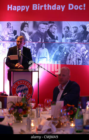 München, Deutschland - 16 AUGUST: Wolfgang Niersbach, Präsident des deutschen Fußball-Bund DFB, spricht zu Gast bei Hans-Wilhelm Müller Wohlfahrts 70. Geburtstagsfeier am Seehaus am 16. August 2012 in München. Stockfoto