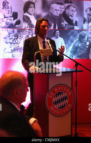 München, Deutschland - AUGUST 16: Hans-Wilhelm Müller Wohlfahrt, Gespräche zu Gast bei seinem 70. Geburtstagsfeier am Seehaus am 16. August 2012 in München. Stockfoto