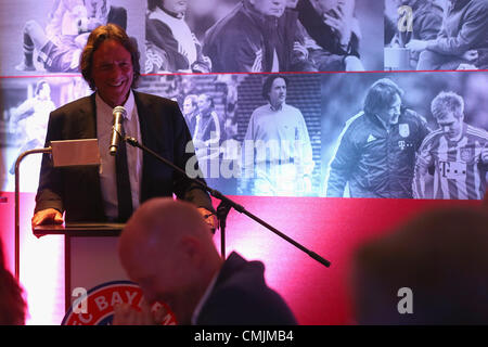 München, Deutschland - AUGUST 16: Hans-Wilhelm Müller Wohlfahrt, Gespräche zu Gast bei seinem 70. Geburtstagsfeier am Seehaus am 16. August 2012 in München. Stockfoto