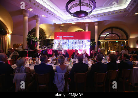 München, Deutschland - AUGUST 16: Hans-Wilhelm Müller Wohlfahrt, Gespräche zu Gast bei seinem 70. Geburtstagsfeier am Seehaus am 16. August 2012 in München. Stockfoto