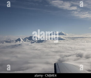 26. Juni 2012 - Alaska, USA - im Hintergrund, stieß über eine Decke aus Wolken, sind die zwei Gipfel der Schnee Mt McKinley, die höchsten Berggipfel in Nordamerika, 20.320 ft (6, 194Â m) über dem Meeresspiegel und das Herzstück des Denali Nationalpark und Reservat verkleidet. In Mitte links stechen andere schneebedeckten Gipfel des majestätischen Alaska Range Berge die Wolken. (Kredit-Bild: © Arnold Drapkin/ZUMAPRESS.com) Stockfoto