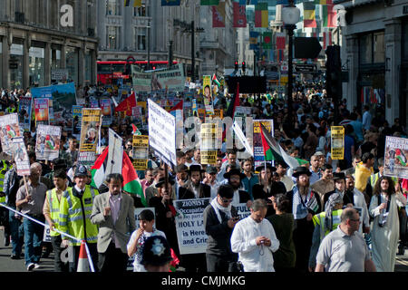 London, UK. Freitag, 17. August 2012. Rund 2.000 pro-palästinensischen Demonstranten marschieren Regent Straße auf dem Weg nach den Grosvenor Square und der US-Botschaft. Stockfoto