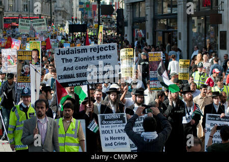 London, UK. Freitag, 17. August 2012. Rund 2.000 pro-palästinensischen Demonstranten marschieren Regent Straße auf dem Weg nach den Grosvenor Square und der US-Botschaft. Stockfoto