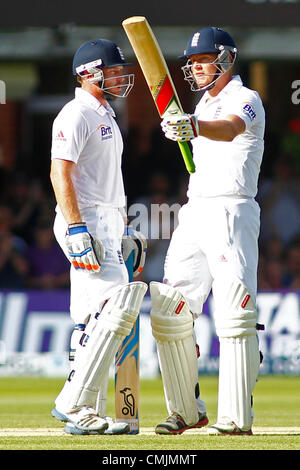 17.08.2012 London, England. Englands Jonny Bairstow (R) feiert seinen ersten Test halbes Jahrhundert mit Englands Ian Bell (L), während das dritte Investec Cricket Test Länderspiel zwischen England und Südafrika, spielte bei der Lords Cricket Ground: obligatorische Kredit: Mitchell Gunn Stockfoto