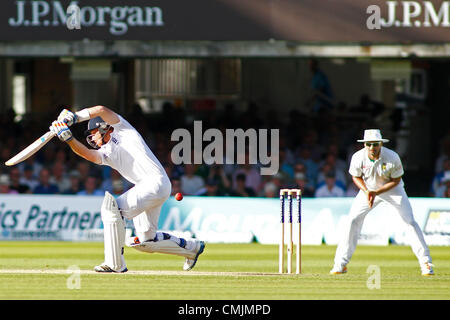 17.08.2012 London, England. Englands Ian Bell Kanten der Ball nach Südafrika ist Alviro Petersen und ertappt ist, während das dritte Investec Cricket Test Länderspiel zwischen England und Südafrika, spielte an der Lords Cricket Ground: obligatorische Kredit: Mitchell Gunn Stockfoto