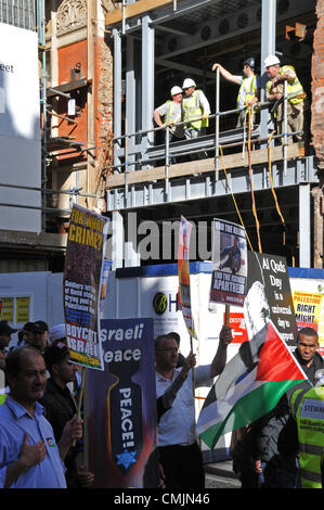 Grosvenor Street, London, UK. 17. August 2012. Bauarbeiter sehen Sie der Marsch auf die AL-QUDS-Tag [Jerusalem Tag] März erfolgt durch die Londoner und endet vor der amerikanischen Botschaft. Der Marsch findet statt in der letzten Woche Ramadan zur Unterstützung des palästinensischen Volkes. Stockfoto