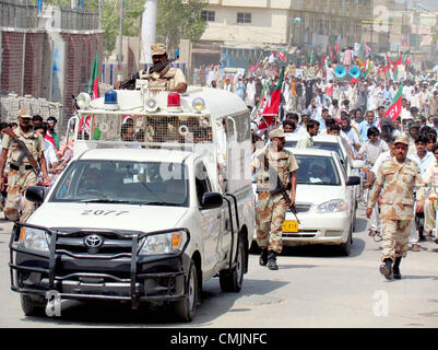 Unterstützer des Imamia Studenten Organisation (ISO) durchlaufen während Al-Quds-Kundgebung in Sukkur auf Freitag, 17. August 2012 an einer Straßenecke. Stockfoto